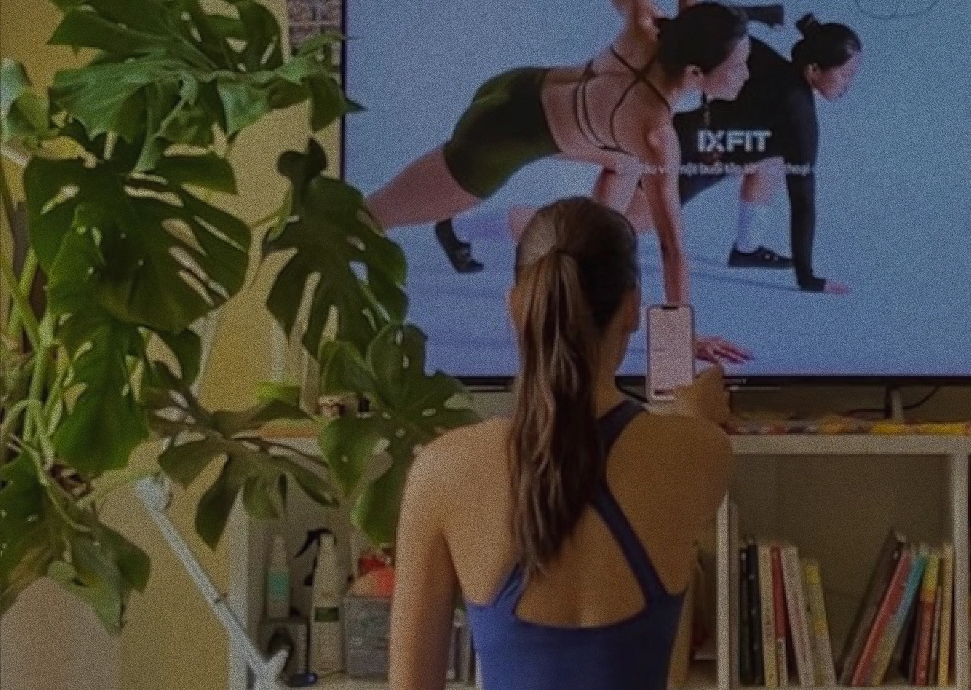 Khách hàng Linh tập luyện cùng IXFIT